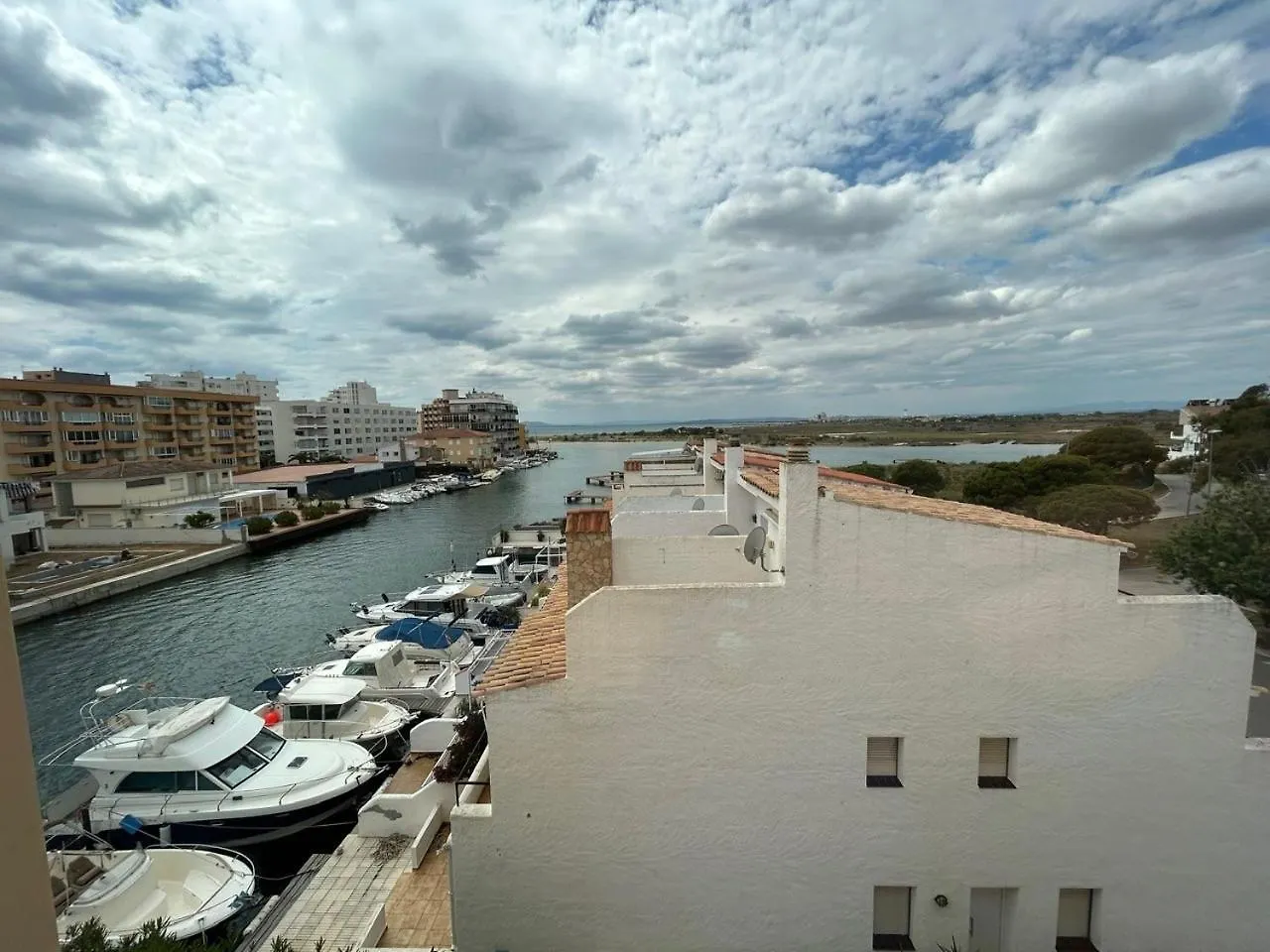 Santa Margarita Canal Apartment Roses Spain
